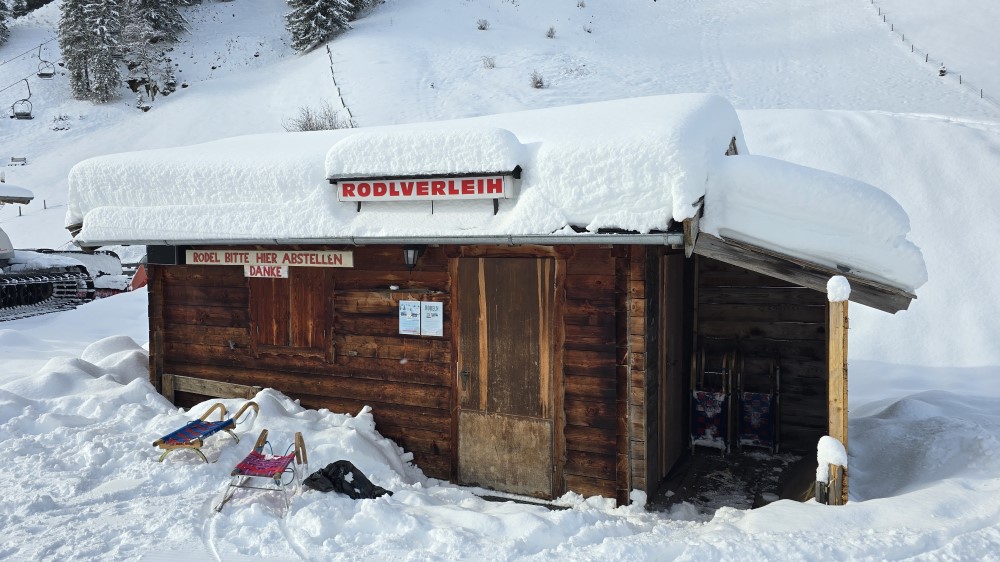 Rodels inleveren onder aan de piste.